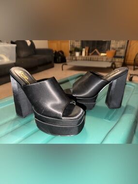 Olivia Jaymes Black Chunky Platform Peep-Toe Slide Block Heels